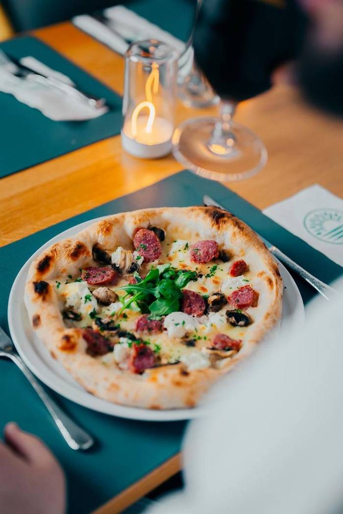 Pizza im Kerzenschein