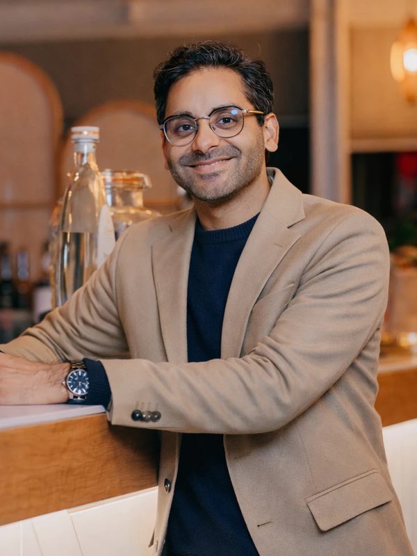 Parminder Bhinder, Gastgeber im Blossom Beach, an der Bar